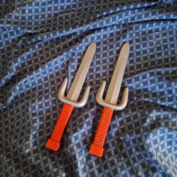 2 plastic ninja knifes - Picture 2 of 5